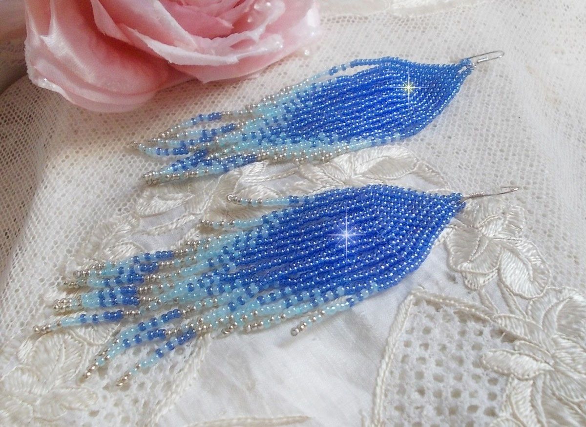 BO Soft Blue Dreams skapad med kvalitetspärlor i safirblått, himmelsblått och silver med öronkrokar i 925/1000 silver.