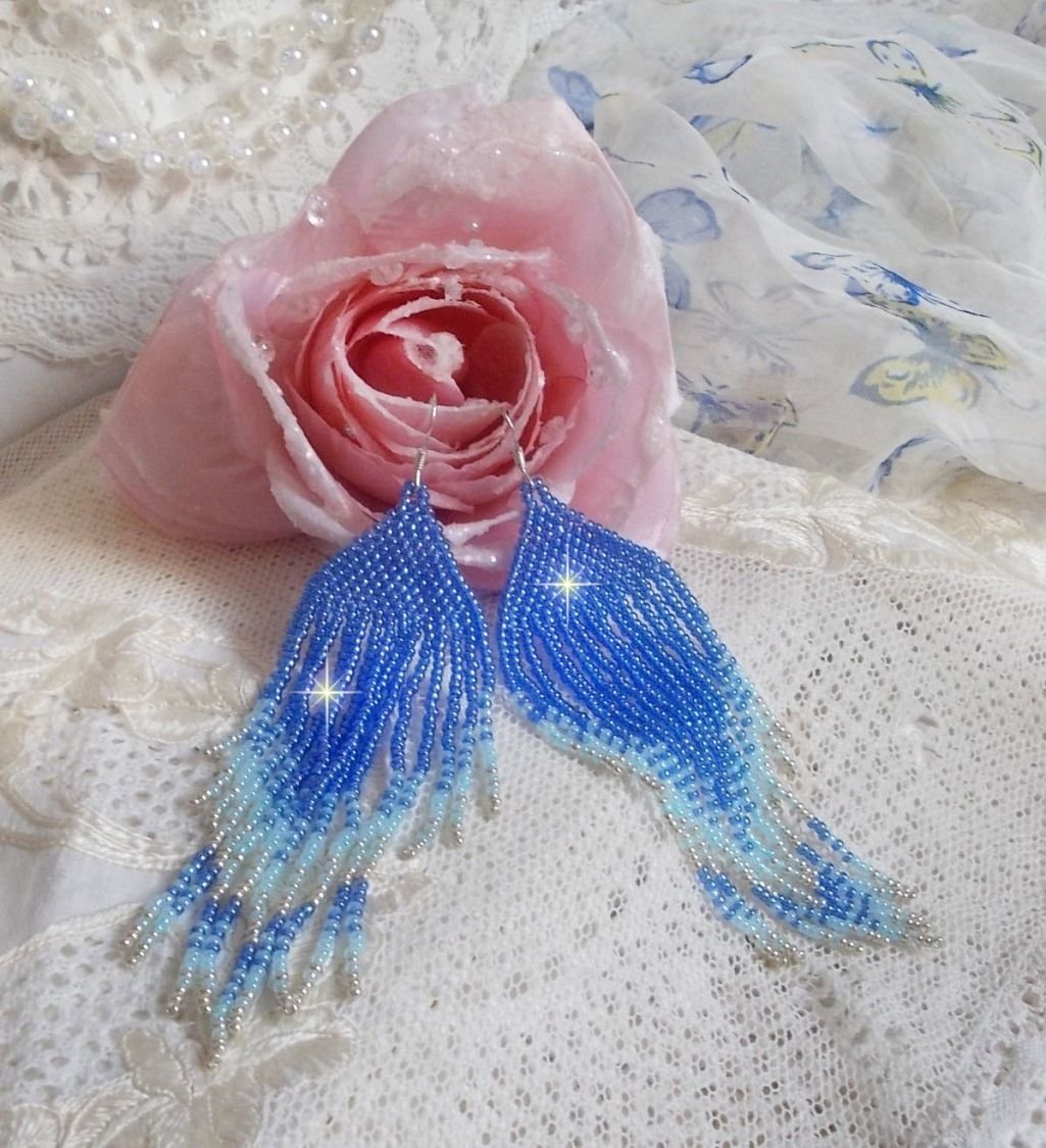 BO Soft Blue Dreams skapad med kvalitetspärlor i safirblått, himmelsblått och silver med öronkrokar i 925/1000 silver.