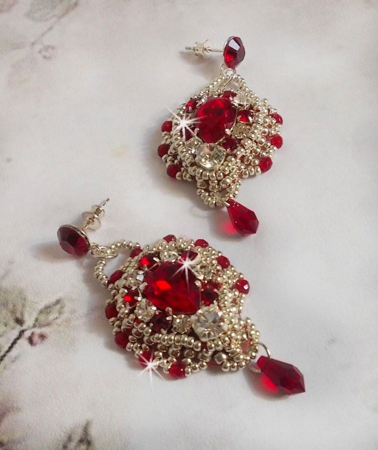 BO Drigon Red broderad med Swarovski crystal Siam cabochons, kapslingar, silverpärlor och 925/1000 silver fjärilsörhängen.