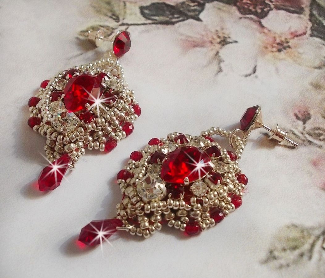 BO Drigon Red broderad med Swarovski crystal Siam cabochons, kapslingar, silverpärlor och 925/1000 silver fjärilsörhängen.