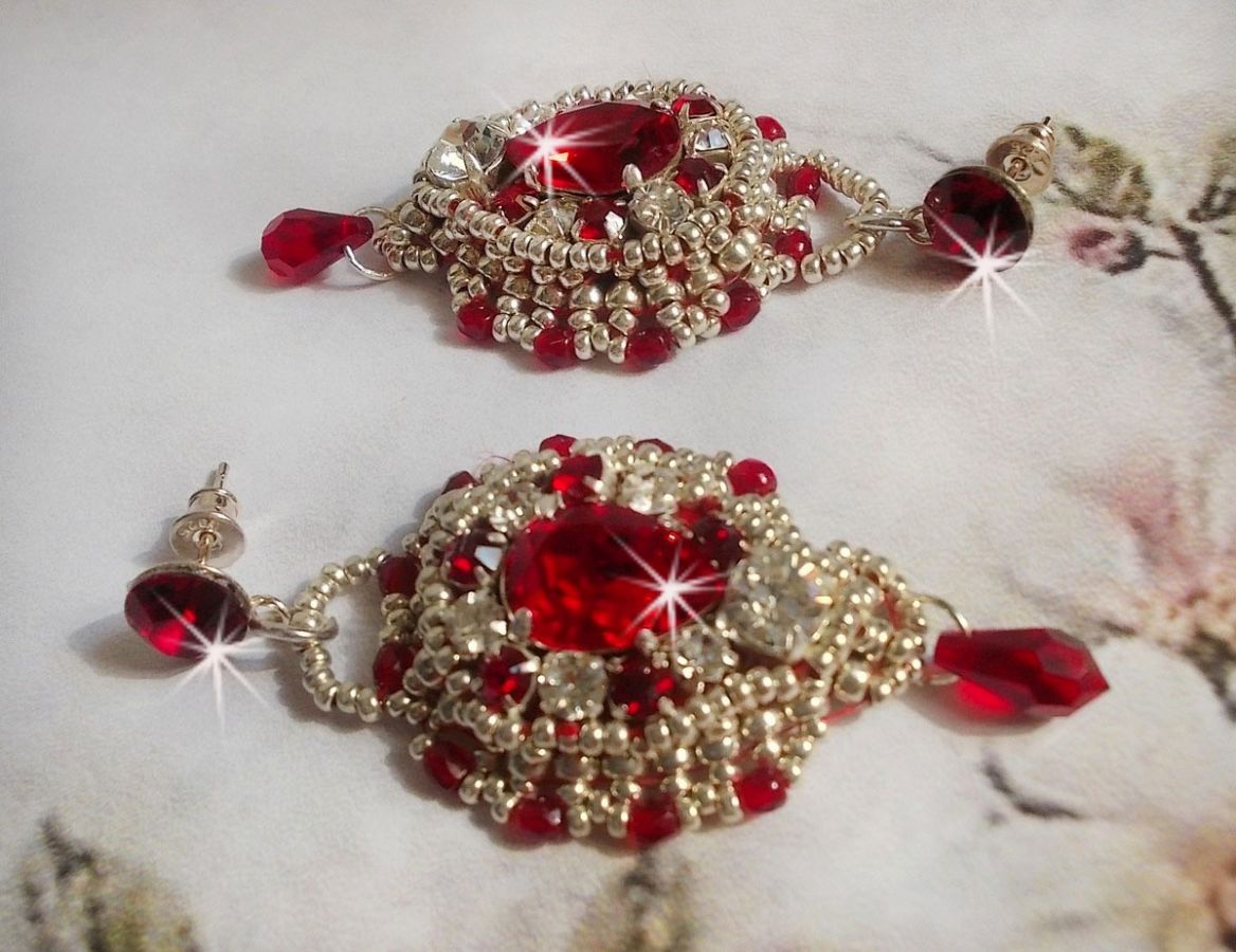 BO Drigon Red broderad med Swarovski crystal Siam cabochons, kapslingar, silverpärlor och 925/1000 silver fjärilsörhängen.