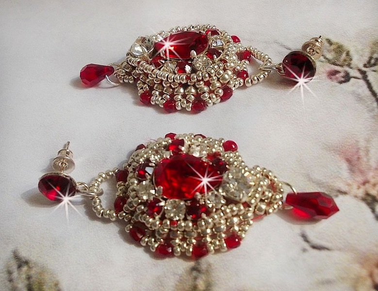BO Drigon Red broderad med Swarovski crystal Siam cabochons, kapslingar, silverp&auml;rlor och 925/1000 silver fj&auml;rils&ouml;rh&auml;ngen.