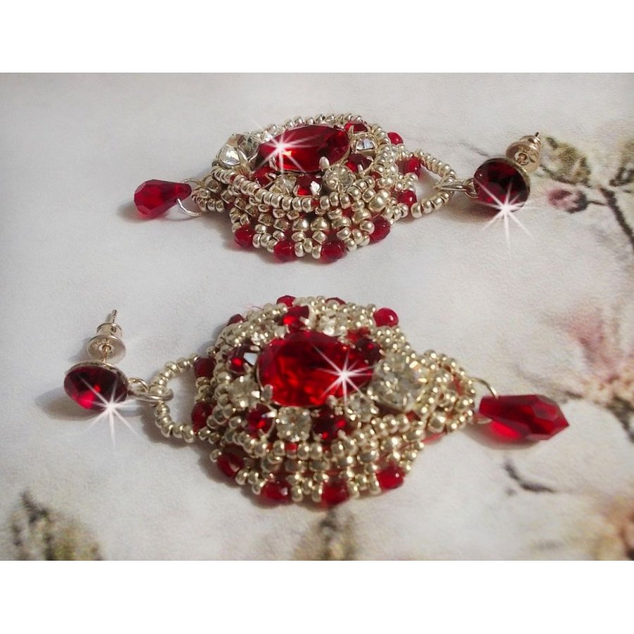 BO Drigon Red broderad med Swarovski crystal Siam cabochons, kapslingar, silverpärlor och 925/1000 silver fjärilsörhängen.