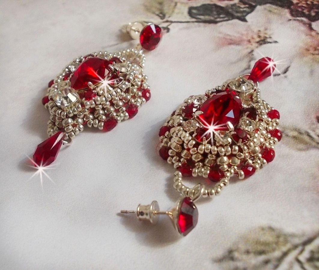 BO Drigon Red broderad med Swarovski crystal Siam cabochons, kapslingar, silverpärlor och 925/1000 silver fjärilsörhängen.