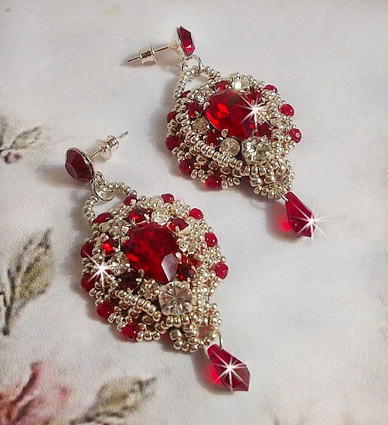 BO Drigon Red broderad med Swarovski crystal Siam cabochons, kapslingar, silverp&auml;rlor och 925/1000 silver fj&auml;rils&ouml;rh&auml;ngen.