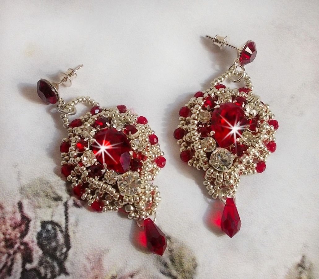 BO Drigon Red broderad med Swarovski crystal Siam cabochons, kapslingar, silverpärlor och 925/1000 silver fjärilsörhängen.