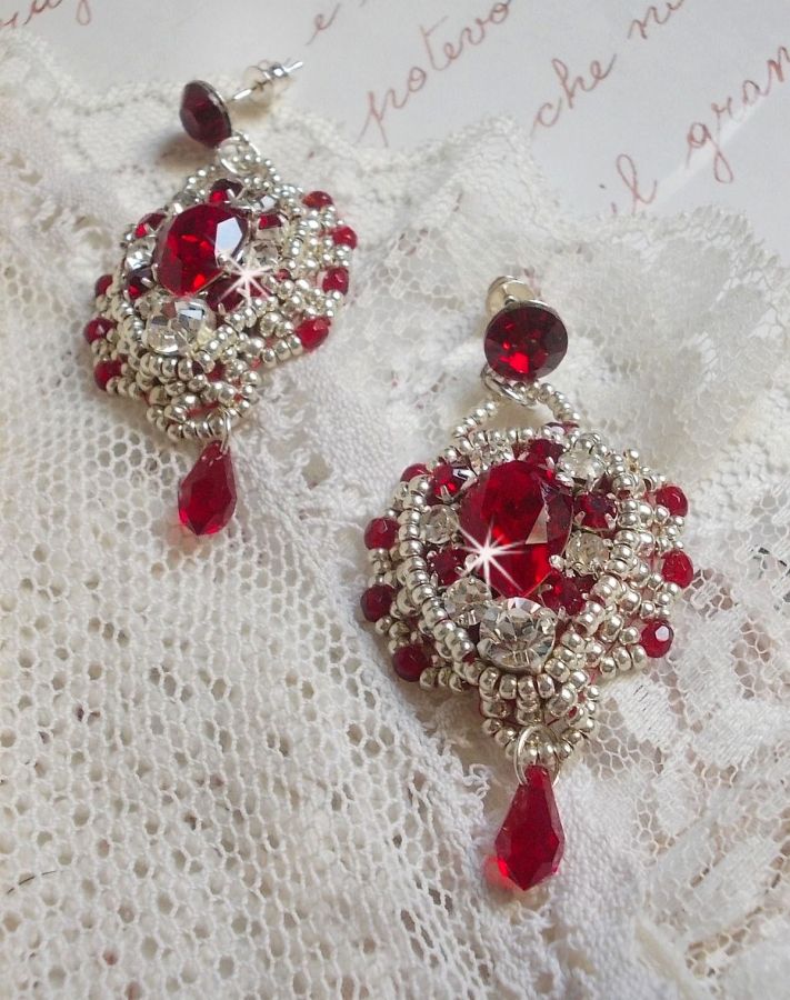 BO Drigon Red broderad med Swarovski crystal Siam cabochons, kapslingar, silverpärlor och 925/1000 silver fjärilsörhängen.