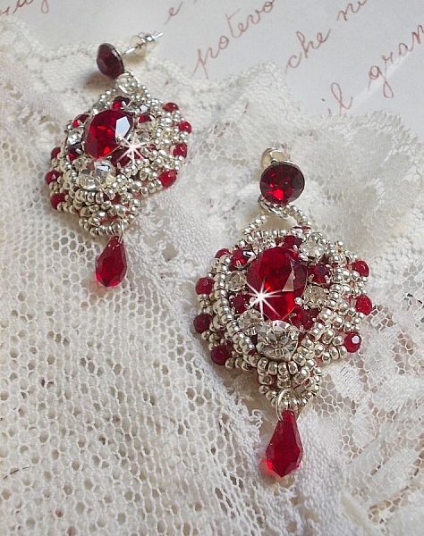 BO Drigon Red broderad med Swarovski crystal Siam cabochons, kapslingar, silverp&auml;rlor och 925/1000 silver fj&auml;rils&ouml;rh&auml;ngen.