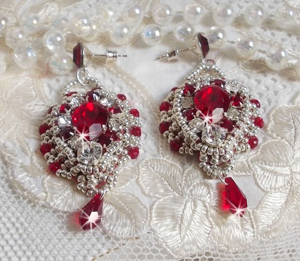 BO Drigon Red broderad med Swarovski crystal Siam cabochons, kapslingar, silverpärlor och 925/1000 silver fjärilsörhängen.