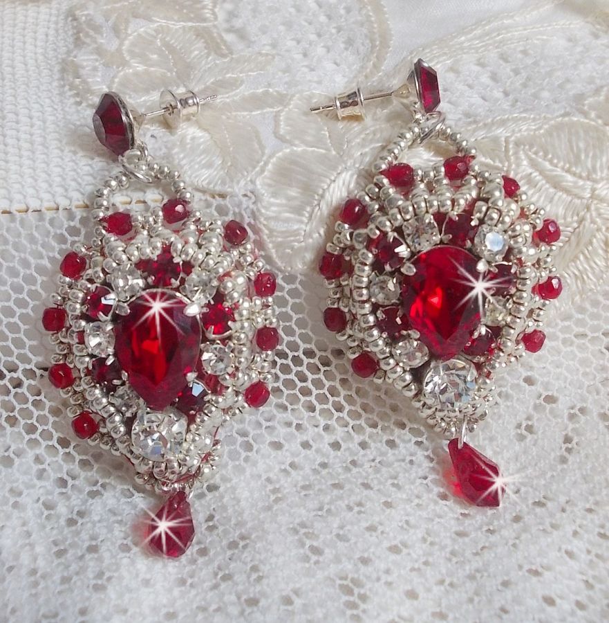 BO Drigon Red broderad med Swarovski crystal Siam cabochons, kapslingar, silverpärlor och 925/1000 silver fjärilsörhängen.