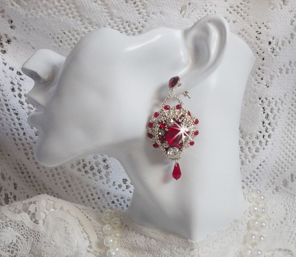 BO Drigon Red broderad med Swarovski crystal Siam cabochons, kapslingar, silverpärlor och 925/1000 silver fjärilsörhängen.