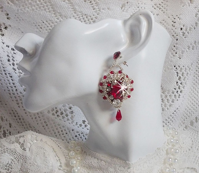 BO Drigon Red broderad med Swarovski crystal Siam cabochons, kapslingar, silverp&auml;rlor och 925/1000 silver fj&auml;rils&ouml;rh&auml;ngen.