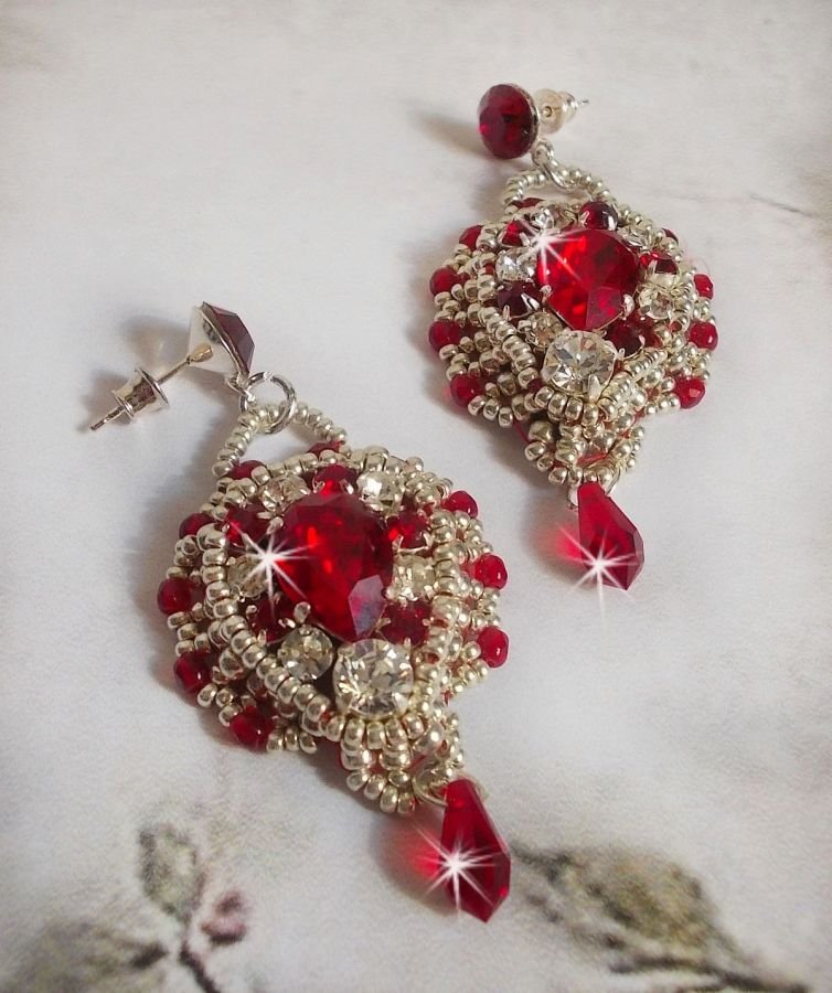 BO Drigon Red broderad med Swarovski crystal Siam cabochons, kapslingar, silverpärlor och 925/1000 silver fjärilsörhängen.