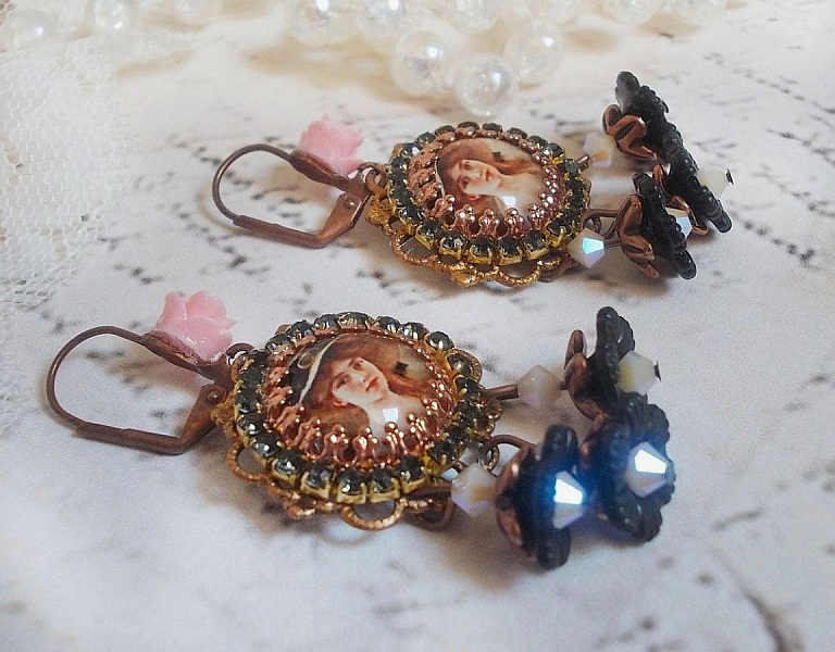 BO Elegant Black Hat skapad med f&ouml;rstoringscabochoner, harts p&auml;rlor, kristaller, frostat blommor och olika tillbeh&ouml;r.