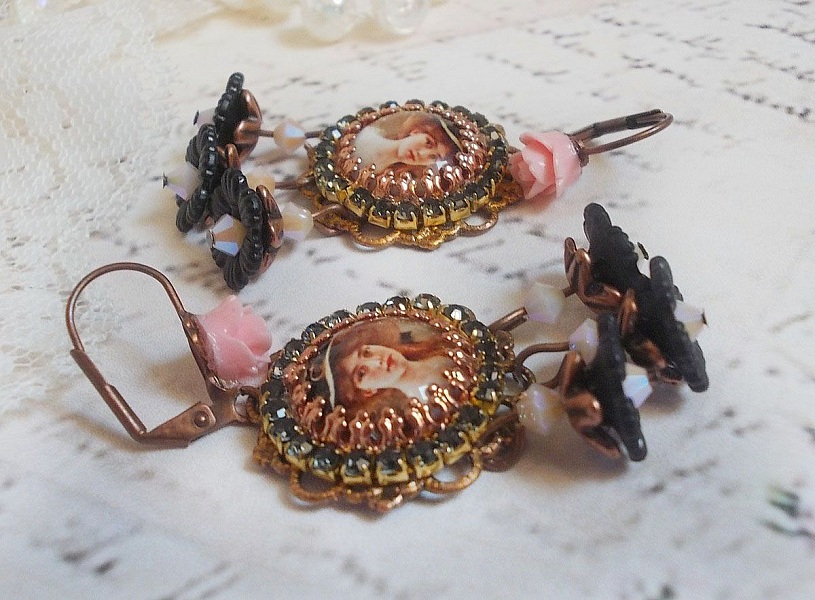 BO Elegant Black Hat skapad med f&ouml;rstoringscabochoner, harts p&auml;rlor, kristaller, frostat blommor och olika tillbeh&ouml;r.