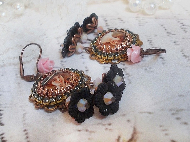 BO Elegant Black Hat skapad med f&ouml;rstoringscabochoner, harts p&auml;rlor, kristaller, frostat blommor och olika tillbeh&ouml;r.