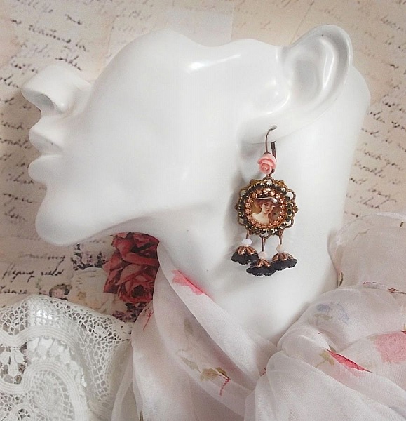 BO Elegant Black Hat skapad med f&ouml;rstoringscabochoner, harts p&auml;rlor, kristaller, frostat blommor och olika tillbeh&ouml;r.