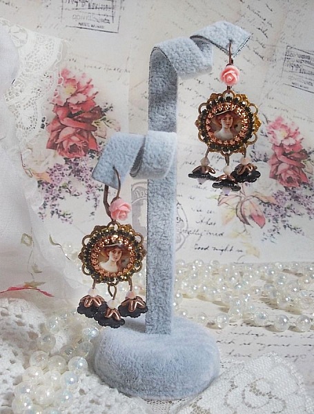 BO Elegant Black Hat skapad med f&ouml;rstoringscabochoner, harts p&auml;rlor, kristaller, frostat blommor och olika tillbeh&ouml;r.