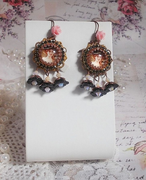 BO Elegant Black Hat skapad med f&ouml;rstoringscabochoner, harts p&auml;rlor, kristaller, frostat blommor och olika tillbeh&ouml;r.