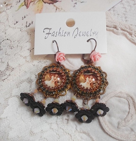 BO Elegant Black Hat skapad med f&ouml;rstoringscabochoner, harts p&auml;rlor, kristaller, frostat blommor och olika tillbeh&ouml;r.