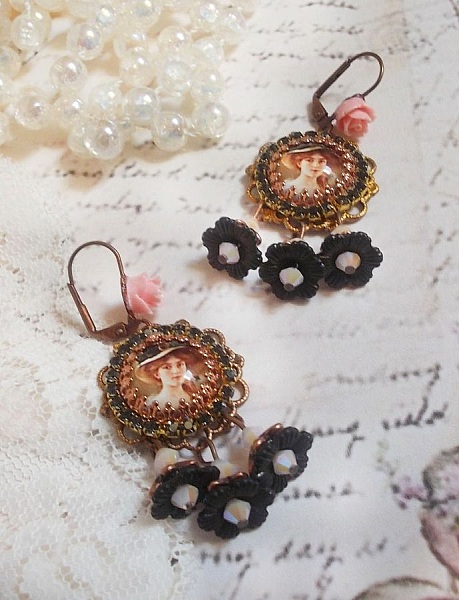 BO Elegant Black Hat skapad med f&ouml;rstoringscabochoner, harts p&auml;rlor, kristaller, frostat blommor och olika tillbeh&ouml;r.