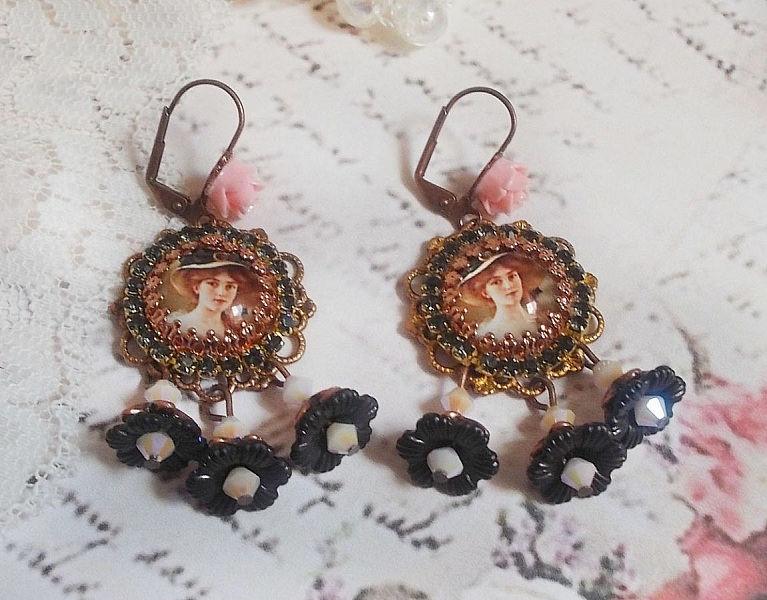 BO Elegant Black Hat skapad med f&ouml;rstoringscabochoner, harts p&auml;rlor, kristaller, frostat blommor och olika tillbeh&ouml;r.