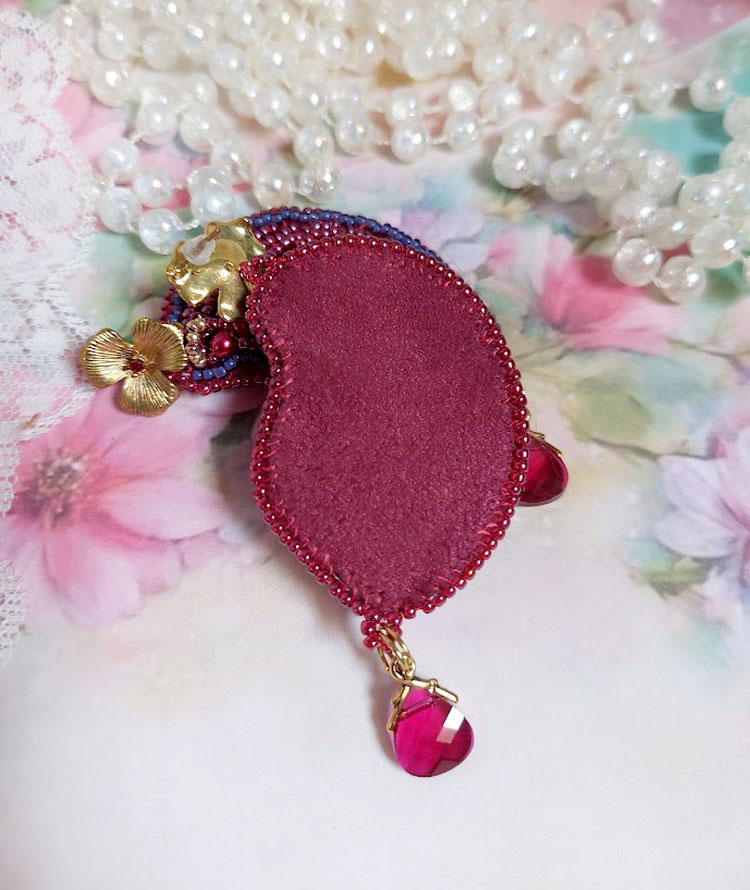 BO Enchantement d'Automne broderad med Swarovski-kristaller, pärlor och fröpärlor.