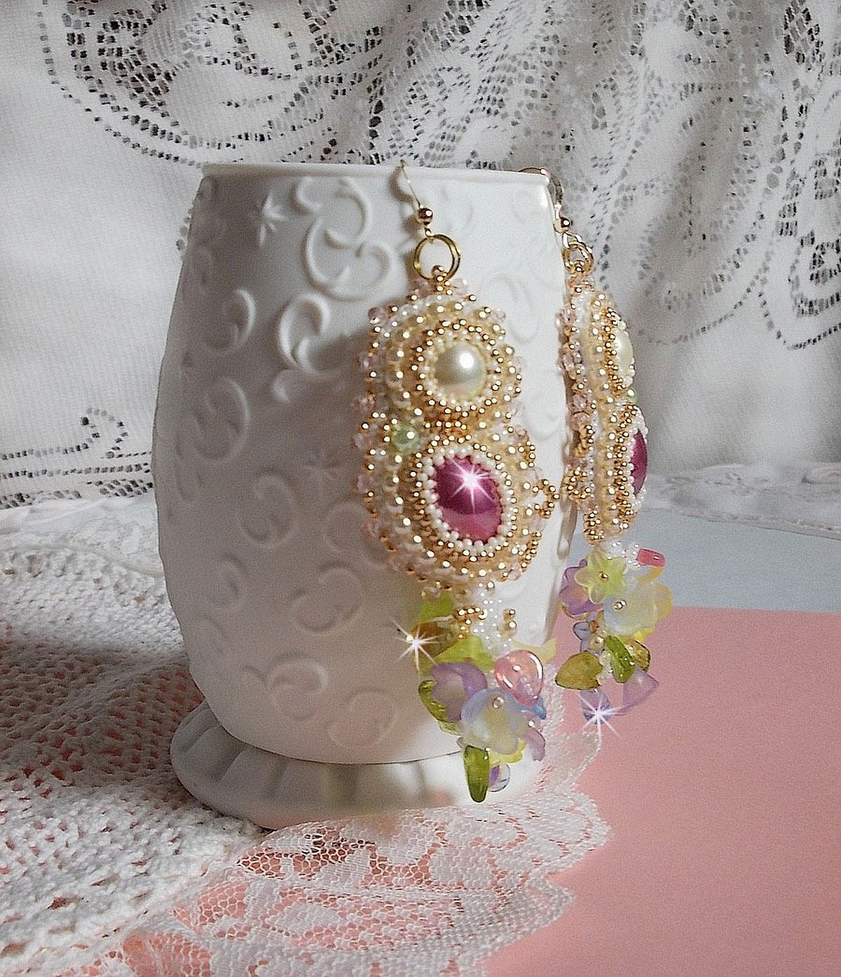 BO Envol&eacute;e Fleurie broderad med Lucite blommor, harts cabochons, platta runda p&auml;rlor, fr&ouml;p&auml;rlor och 14 karat guldfyllda &ouml;ronkrokar.