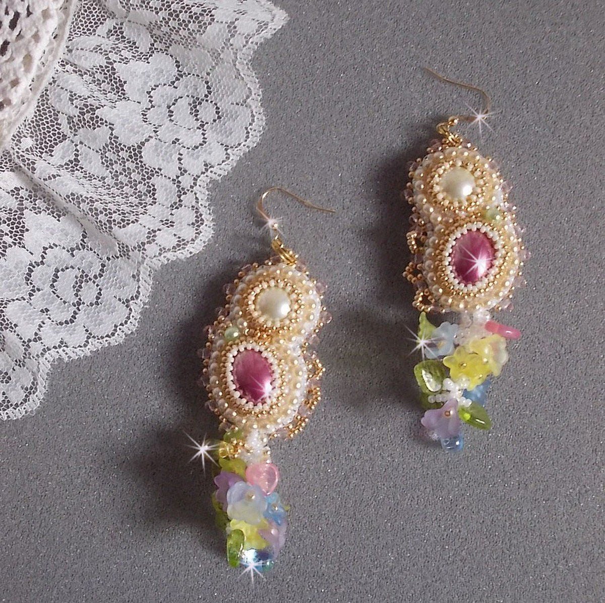 BO Envolée Fleurie broderad med Lucite blommor, harts cabochons, platta runda pärlor, fröpärlor och 14 karat guldfyllda öronkrokar.