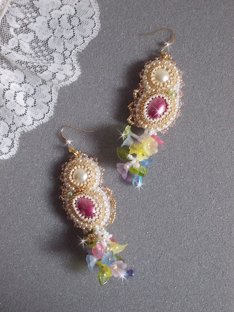 BO Envolée Fleurie broderad med Lucite blommor, harts cabochons, platta runda pärlor, fröpärlor och 14 karat guldfyllda öronkrokar.