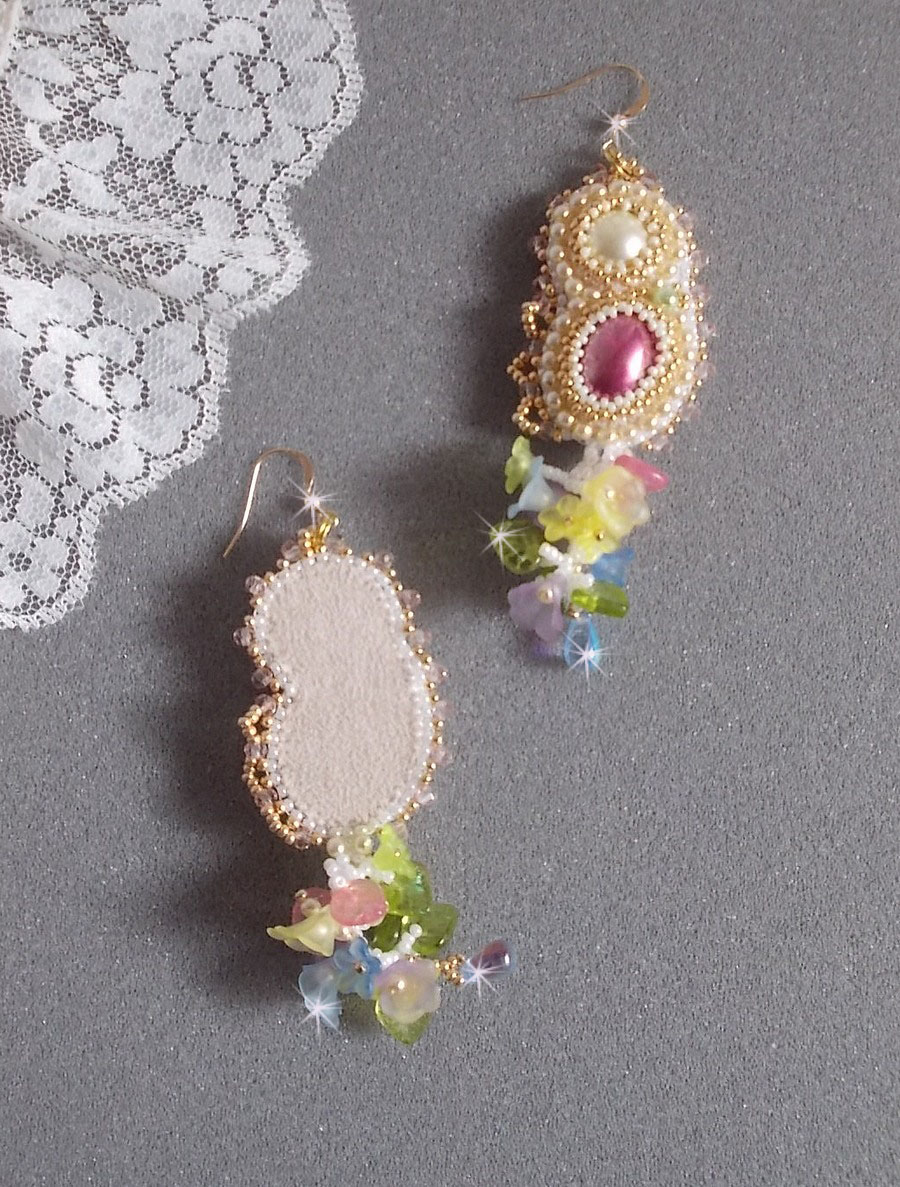 BO Envolée Fleurie broderad med Lucite blommor, harts cabochons, platta runda pärlor, fröpärlor och 14 karat guldfyllda öronkrokar.