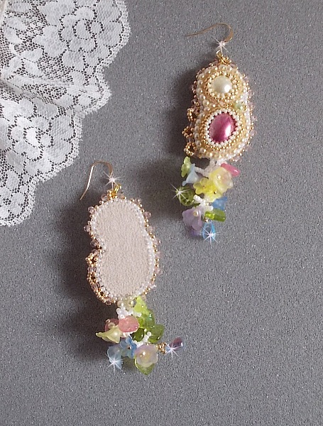 BO Envol&eacute;e Fleurie broderad med Lucite blommor, harts cabochons, platta runda p&auml;rlor, fr&ouml;p&auml;rlor och 14 karat guldfyllda &ouml;ronkrokar.