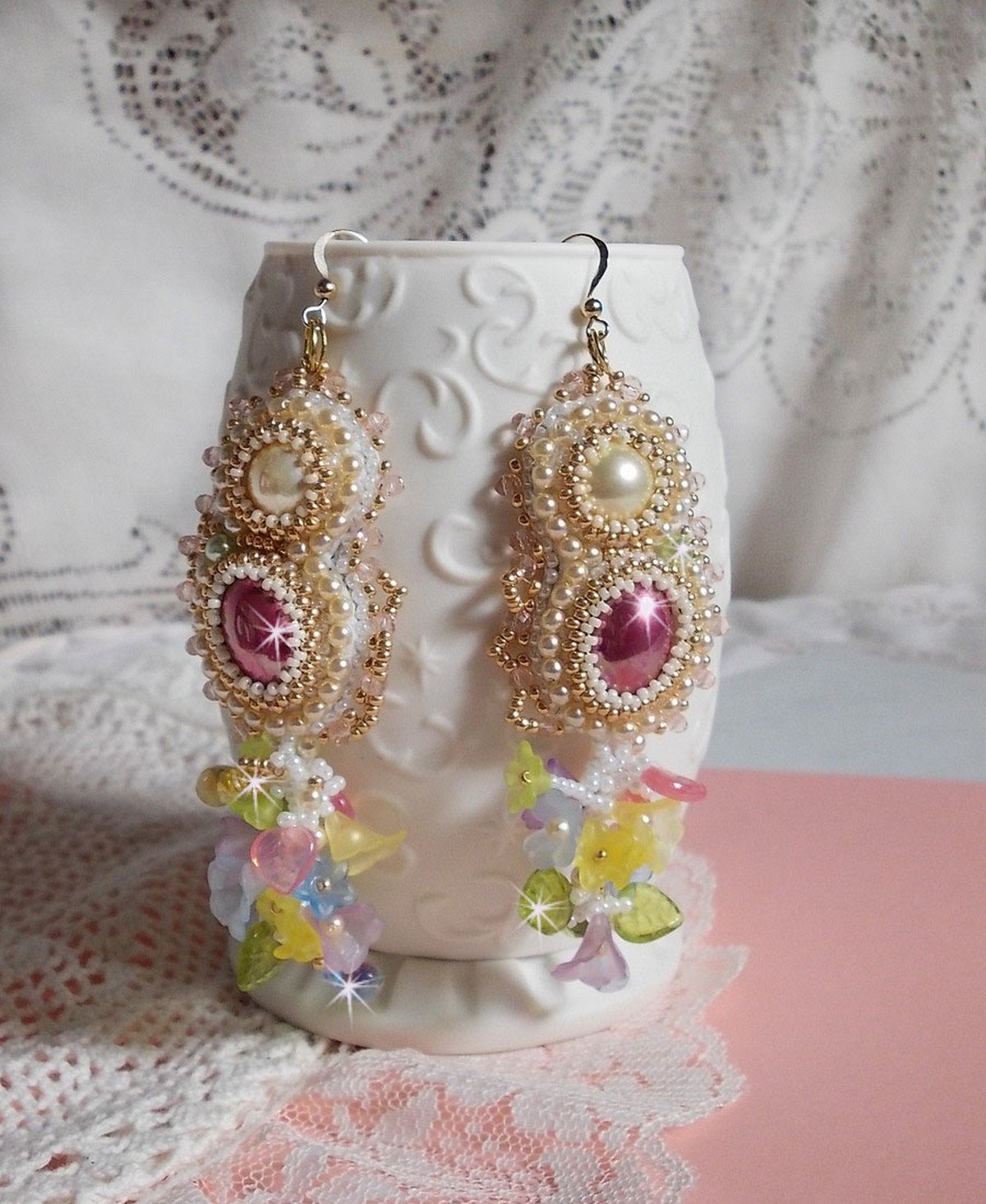 BO Envolée Fleurie broderad med Lucite blommor, harts cabochons, platta runda pärlor, fröpärlor och 14 karat guldfyllda öronkrokar.