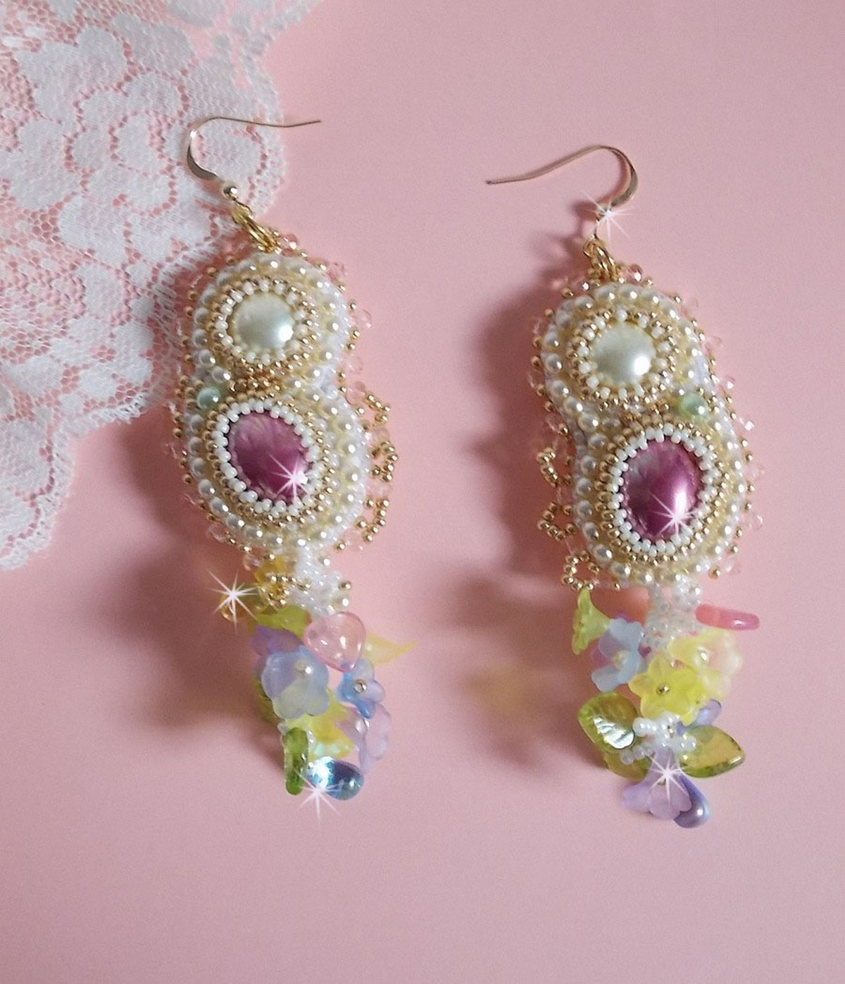 BO Envolée Fleurie broderad med Lucite blommor, harts cabochons, platta runda pärlor, fröpärlor och 14 karat guldfyllda öronkrokar.
