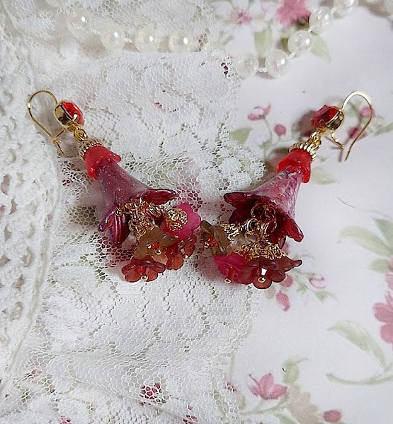 BO Esp&eacute;rance d&rsquo;un Jour avec des fleurs r&eacute;sine et synth&eacute;tique, cha&icirc;ne plaqu&eacute;e or, perles cristal Swarovski.