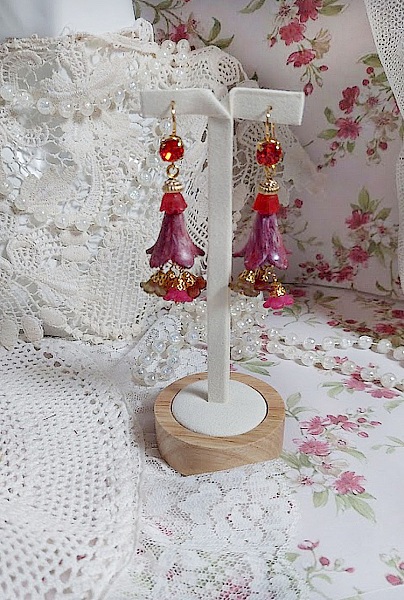 BO Esp&eacute;rance d&rsquo;un Jour avec des fleurs r&eacute;sine et synth&eacute;tique, cha&icirc;ne plaqu&eacute;e or, perles cristal Swarovski.