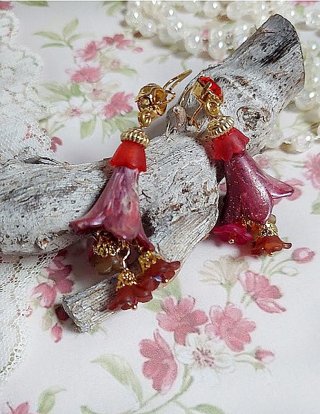 BO Esp&eacute;rance d&rsquo;un Jour avec des fleurs r&eacute;sine et synth&eacute;tique, cha&icirc;ne plaqu&eacute;e or, perles cristal Swarovski.