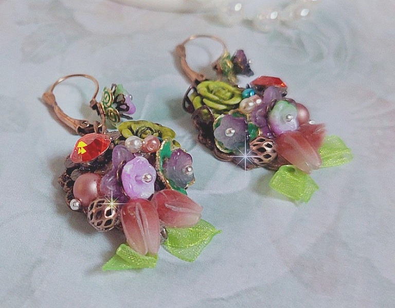 BO Fantasia of Flowers skapad med kristaller, runda p&auml;rlor, p&auml;rlor, harts klockor, glas och Organza Anise band.