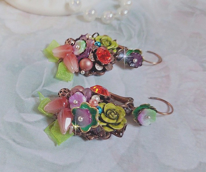 BO Fantasia of Flowers skapad med kristaller, runda p&auml;rlor, p&auml;rlor, harts klockor, glas och Organza Anise band.