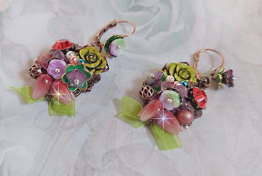 BO Fantasia of Flowers skapad med kristaller, runda p&auml;rlor, p&auml;rlor, harts klockor, glas och Organza Anise band.