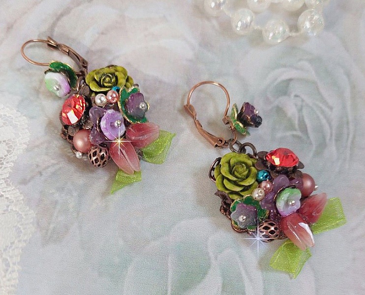 BO Fantasia of Flowers skapad med kristaller, runda p&auml;rlor, p&auml;rlor, harts klockor, glas och Organza Anise band.