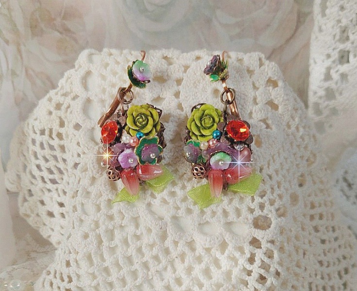 BO Fantasia of Flowers skapad med kristaller, runda p&auml;rlor, p&auml;rlor, harts klockor, glas och Organza Anise band.