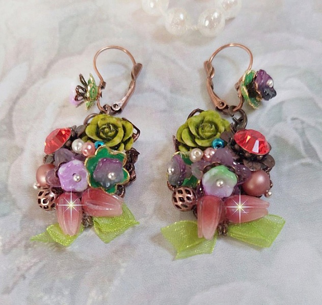 BO Fantasia of Flowers skapad med kristaller, runda p&auml;rlor, p&auml;rlor, harts klockor, glas och Organza Anise band.