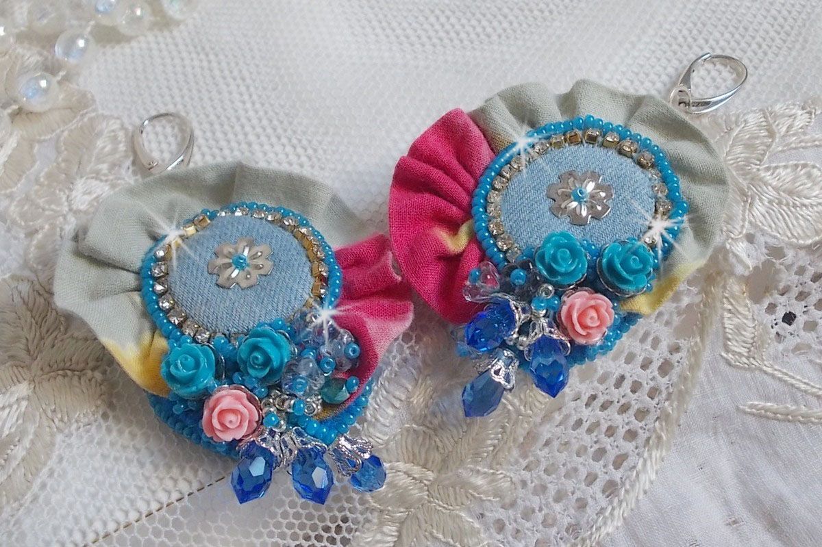 BO Far West broderad med denimtyg, rosor av harts, Swarovski-kristaller, olika pärlor, fröpärlor och silverpärlor i 925/1000 och andra pärlor.