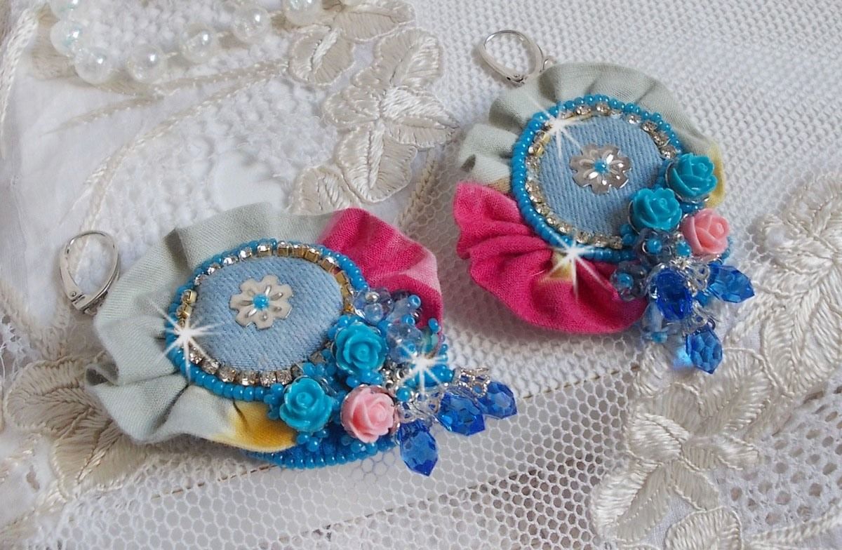 BO Far West broderad med denimtyg, rosor av harts, Swarovski-kristaller, olika pärlor, fröpärlor och silverpärlor i 925/1000 och andra pärlor.