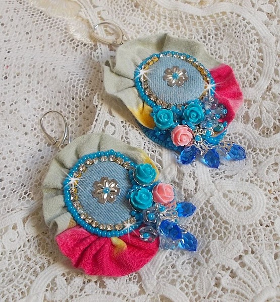 BO Far West broderad med denimtyg, rosor av harts, Swarovski-kristaller, olika p&auml;rlor, fr&ouml;p&auml;rlor och silverp&auml;rlor i 925/1000 och andra p&auml;rlor.