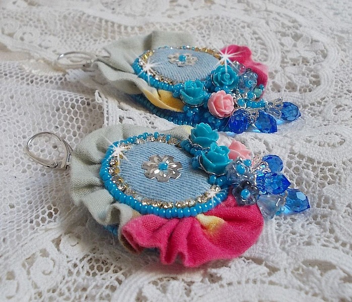 BO Far West broderad med denimtyg, rosor av harts, Swarovski-kristaller, olika p&auml;rlor, fr&ouml;p&auml;rlor och silverp&auml;rlor i 925/1000 och andra p&auml;rlor.