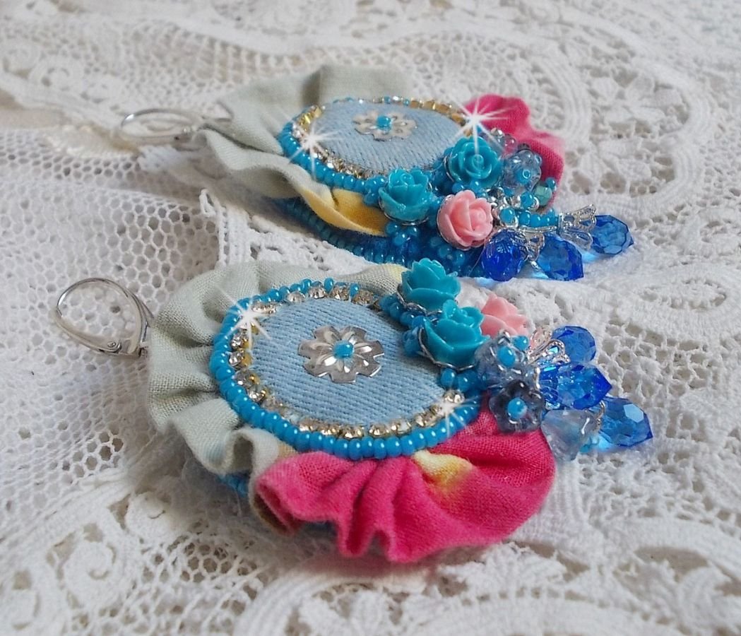 BO Far West broderad med denimtyg, rosor av harts, Swarovski-kristaller, olika pärlor, fröpärlor och silverpärlor i 925/1000 och andra pärlor.