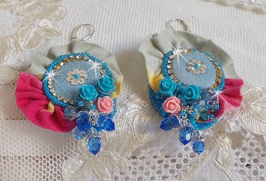 BO Far West broderad med denimtyg, rosor av harts, Swarovski-kristaller, olika p&auml;rlor, fr&ouml;p&auml;rlor och silverp&auml;rlor i 925/1000 och andra p&auml;rlor.