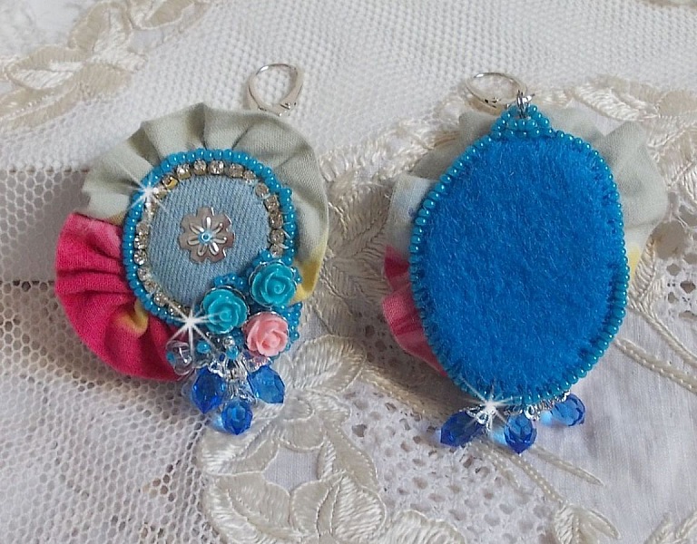 BO Far West broderad med denimtyg, rosor av harts, Swarovski-kristaller, olika p&auml;rlor, fr&ouml;p&auml;rlor och silverp&auml;rlor i 925/1000 och andra p&auml;rlor.